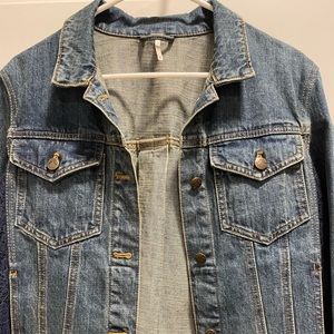Free People Denim Jacket. Blue Lace Side Panel. Size M. It’s in EUC.